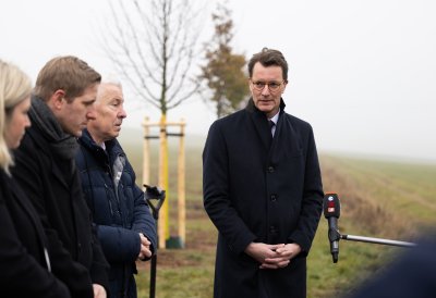 Ministerpräsident Hendrik Wüst pflanzt Erinnerungsbaum im Gedenken an die Opfer der Hochwasserkatastrophe in Nordrhein-Westfalen