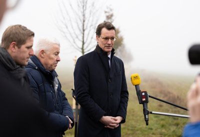 Ministerpräsident Hendrik Wüst pflanzt Erinnerungsbaum im Gedenken an die Opfer der Hochwasserkatastrophe in Nordrhein-Westfalen