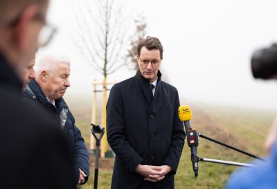 Ministerpräsident Hendrik Wüst pflanzt Erinnerungsbaum im Gedenken an die Opfer der Hochwasserkatastrophe in Nordrhein-Westfalen
