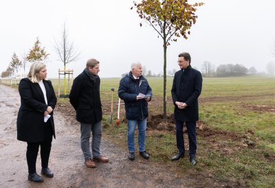 Ministerpräsident Hendrik Wüst pflanzt Erinnerungsbaum im Gedenken an die Opfer der Hochwasserkatastrophe in Nordrhein-Westfalen