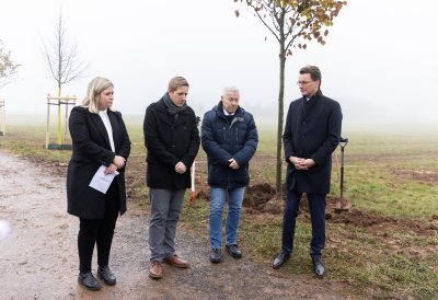 Ministerpräsident Hendrik Wüst pflanzt Erinnerungsbaum im Gedenken an die Opfer der Hochwasserkatastrophe in Nordrhein-Westfalen