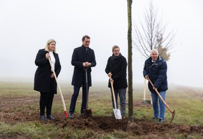 Ministerpräsident Hendrik Wüst pflanzt Erinnerungsbaum im Gedenken an die Opfer der Hochwasserkatastrophe in Nordrhein-Westfalen