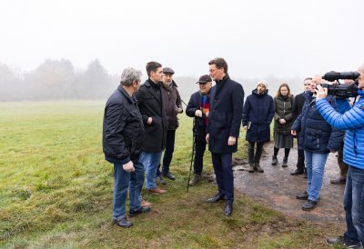 Ministerpräsident Hendrik Wüst pflanzt Erinnerungsbaum im Gedenken an die Opfer der Hochwasserkatastrophe in Nordrhein-Westfalen