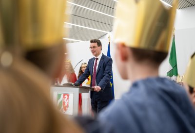 Ministerpräsident Hendrik Wüst empfängt Sternsinger zum traditionellen Dreikönigssingen