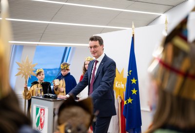 Ministerpräsident Hendrik Wüst empfängt Sternsinger zum traditionellen Dreikönigssingen