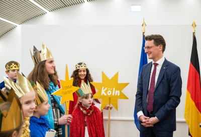 Ministerpräsident Hendrik Wüst empfängt Sternsinger zum traditionellen Dreikönigssingen