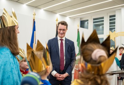 Ministerpräsident Hendrik Wüst empfängt Sternsinger zum traditionellen Dreikönigssingen