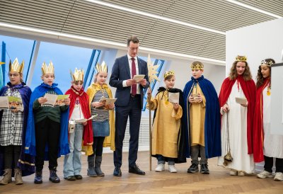 Ministerpräsident Hendrik Wüst empfängt Sternsinger zum traditionellen Dreikönigssingen