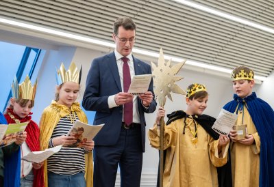 Ministerpräsident Hendrik Wüst empfängt Sternsinger zum traditionellen Dreikönigssingen