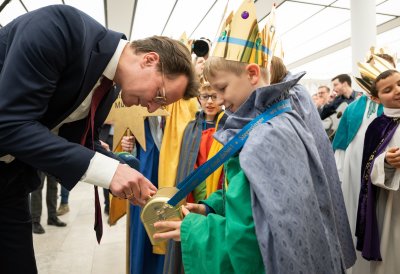 Ministerpräsident Hendrik Wüst empfängt Sternsinger zum traditionellen Dreikönigssingen