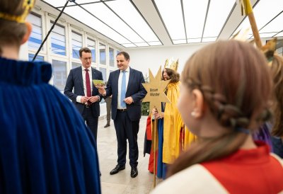 Ministerpräsident Hendrik Wüst empfängt Sternsinger zum traditionellen Dreikönigssingen