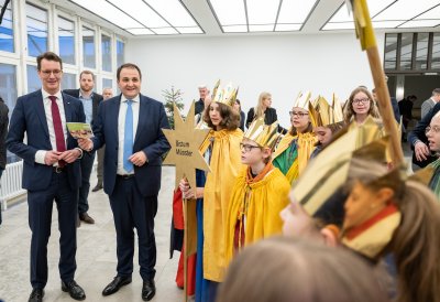 Ministerpräsident Hendrik Wüst empfängt Sternsinger zum traditionellen Dreikönigssingen
