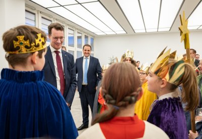 Ministerpräsident Hendrik Wüst empfängt Sternsinger zum traditionellen Dreikönigssingen