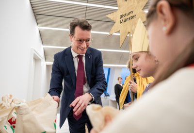 Ministerpräsident Hendrik Wüst empfängt Sternsinger zum traditionellen Dreikönigssingen