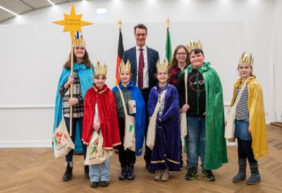 Ministerpräsident Hendrik Wüst empfängt Sternsinger zum traditionellen Dreikönigssingen