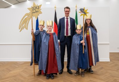 Ministerpräsident Hendrik Wüst empfängt Sternsinger zum traditionellen Dreikönigssingen