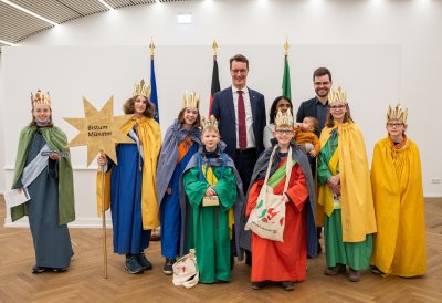 Ministerpräsident Hendrik Wüst empfängt Sternsinger zum traditionellen Dreikönigssingen