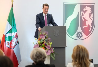 Ministerpräsident Hendrik Wüst verleiht den Verdienstorden des Landes Nordrhein-Westfalen an sechs Bürgerinnen