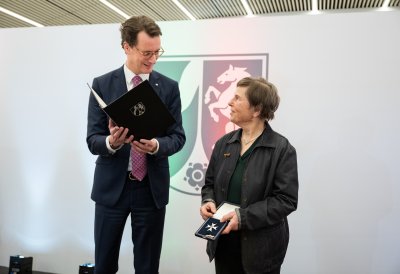 Ministerpräsident Hendrik Wüst verleiht den Verdienstorden des Landes Nordrhein-Westfalen an sechs Bürgerinnen