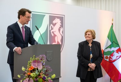 Ministerpräsident Hendrik Wüst verleiht den Verdienstorden des Landes Nordrhein-Westfalen an sechs Bürgerinnen