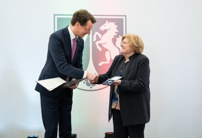 Ministerpräsident Hendrik Wüst verleiht den Verdienstorden des Landes Nordrhein-Westfalen an sechs Bürgerinnen
