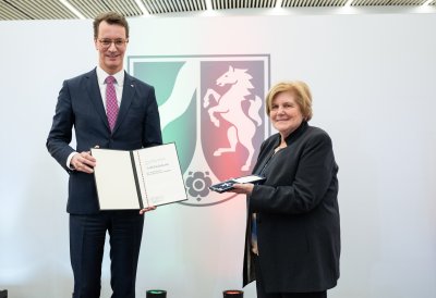 Ministerpräsident Hendrik Wüst verleiht den Verdienstorden des Landes Nordrhein-Westfalen an sechs Bürgerinnen