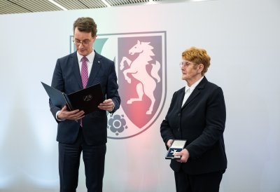 Ministerpräsident Hendrik Wüst verleiht den Verdienstorden des Landes Nordrhein-Westfalen an sechs Bürgerinnen