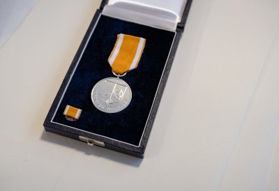 Ministerpräsident Hendrik Wüst verleiht die Rettungsmedaille des Landes Nordrhein-Westfalen an zehn Bürgerinnen und Bürger