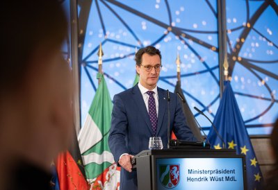 Ministerpräsident Hendrik Wüst verleiht die Rettungsmedaille des Landes Nordrhein-Westfalen an zehn Bürgerinnen und Bürger