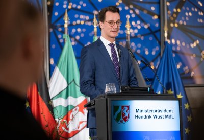 Ministerpräsident Hendrik Wüst verleiht die Rettungsmedaille des Landes Nordrhein-Westfalen an zehn Bürgerinnen und Bürger