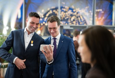 Ministerpräsident Hendrik Wüst verleiht die Rettungsmedaille des Landes Nordrhein-Westfalen an zehn Bürgerinnen und Bürger