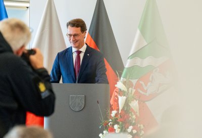 Ministerpräsident Hendrik Wüst verabschiedet den Generalkonsul der Republik Polen und Doyen des Konsularischen Korps NRW, Jakub Wawrzyniak