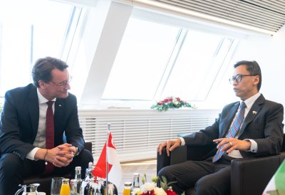 Ministerpräsident Hendrik Wüst empfängt den Botschafter der Republik Singapur