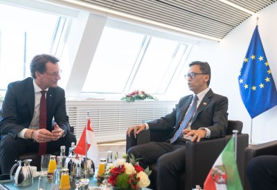 Ministerpräsident Hendrik Wüst empfängt den Botschafter der Republik Singapur