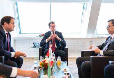 Ministerpräsident Hendrik Wüst empfängt den Botschafter der Republik Singapur