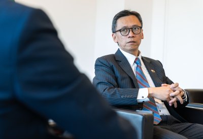 Ministerpräsident Hendrik Wüst empfängt den Botschafter der Republik Singapur