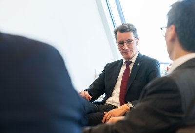 Ministerpräsident Hendrik Wüst empfängt den Botschafter der Republik Singapur