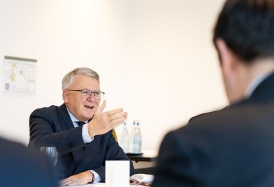 Einigkeit bei Ministerpräsident Wüst und EU-Kommissar Schmit: Unternehmen brauchen mehr denn je Planungssicherheit