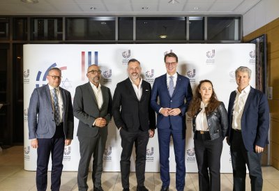 Ministerpräsident Hendrik Wüst entzündet in der Synagoge Düsseldorf die erste der acht Kerzen des Chanukkia