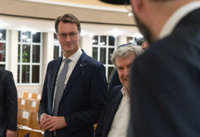 Ministerpräsident Hendrik Wüst entzündet in der Synagoge Düsseldorf die erste der acht Kerzen des Chanukkia