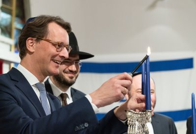 Ministerpräsident Hendrik Wüst entzündet in der Synagoge Düsseldorf die erste der acht Kerzen des Chanukkia