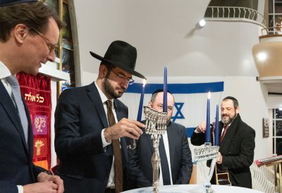 Ministerpräsident Hendrik Wüst entzündet in der Synagoge Düsseldorf die erste der acht Kerzen des Chanukkia