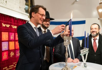 Ministerpräsident Hendrik Wüst entzündet in der Synagoge Düsseldorf die erste der acht Kerzen des Chanukkia