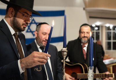 Ministerpräsident Hendrik Wüst entzündet in der Synagoge Düsseldorf die erste der acht Kerzen des Chanukkia