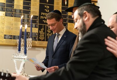 Ministerpräsident Hendrik Wüst entzündet in der Synagoge Düsseldorf die erste der acht Kerzen des Chanukkia