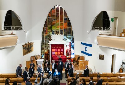 Ministerpräsident Hendrik Wüst entzündet in der Synagoge Düsseldorf die erste der acht Kerzen des Chanukkia