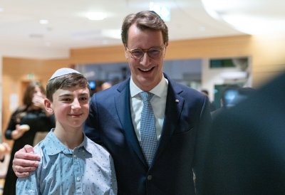 Ministerpräsident Hendrik Wüst entzündet in der Synagoge Düsseldorf die erste der acht Kerzen des Chanukkia