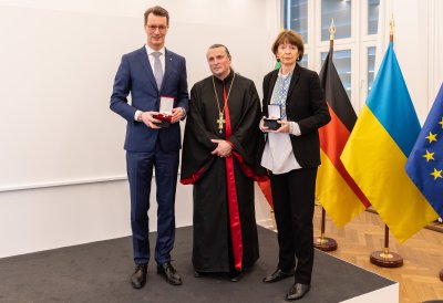 Ministerpräsident Hendrik Wüst und Kölns Oberbürgermeisterin Henriette Reker werden mit Orden der Ukrainisch-Orthodoxen Kirche ausgezeichnet