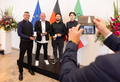 Ministerpräsident Hendrik Wüst verleiht 18 Personen für ihren herausragenden Einsatz während der Hochwasserkatastrophe 2021 die Rettungsmedaille des Landes