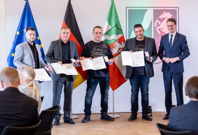 Ministerpräsident Hendrik Wüst verleiht 18 Personen für ihren herausragenden Einsatz während der Hochwasserkatastrophe 2021 die Rettungsmedaille des Landes